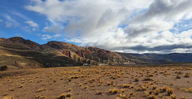 Blick auf die flat irons der Yacoraite-Formation in der oberen Quebrada de Humahuaca. Das Foto ist von Bodo Bookhagen.