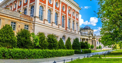 Historisches Nebengebäude des Neuen Palais, in dem heute Teile der Universität Potsdam untergebracht sind