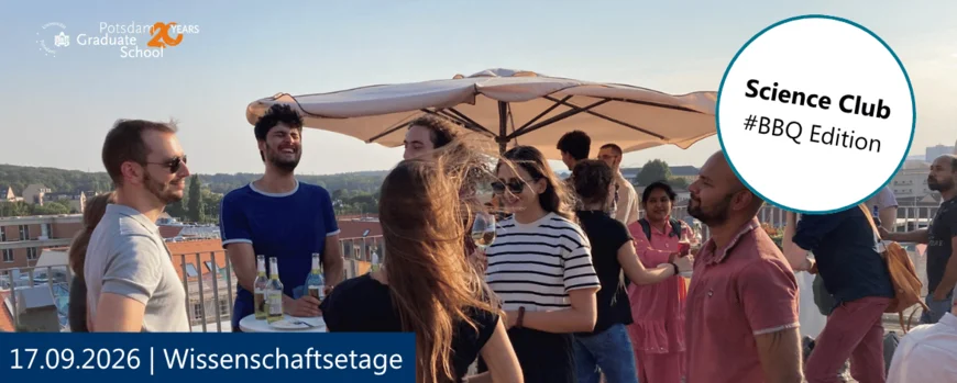 Menschen stehen beisammen auf deiner Dachterrasse und reden miteinander.