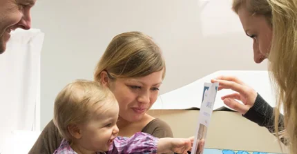 Eltern mit Kind im Labor