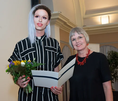 Prof. Dr. Gertrud Lehnert mit dem Preisträger Mario Skrobic