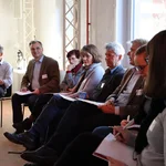 Menschen im Sitzkreis tauschen sich aus