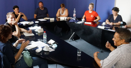 Foto einer Gruppe Verwaltungsmitarbeiter:innen bei einem Sprachkurs an der Universität Masaryk