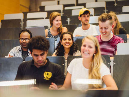 Eine Gruppe von Studierenden sitzt in einem Hörsaal.