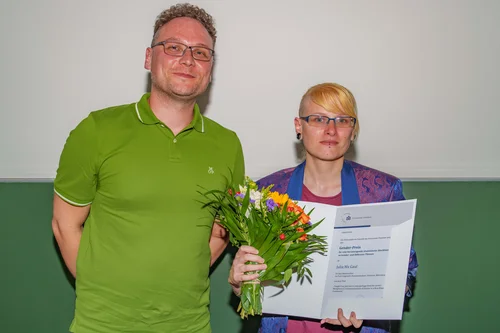 Dr. Arne Peters zur Verleihung des Preises für herausragende studentische Abschlussarbeiten zu Gender- und Differenz-Themen an Mx Gaul 