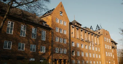 Blick auf ein altes Gebäude vor der Sanierung