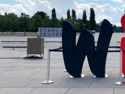 Schriftzug "WIR" mit eingefügtem Fragezeichen dahinter, fotografiert in Potsdam bei der Einheitsfeier zum 30jährigen Jubiläum der Wiedervereinigung