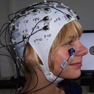 Probandin mit EEG-Kappe