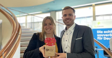 Philipp Kuscher und Vera Spitzer samt Preis