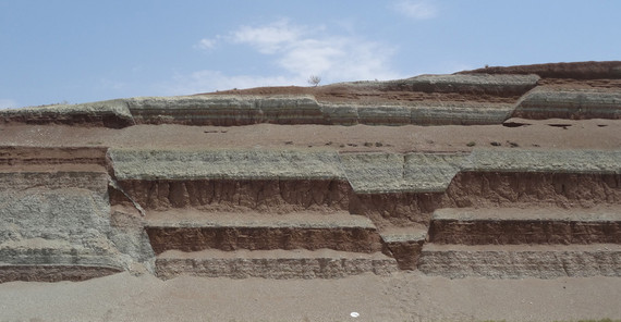 Konjugierte Abschiebungen in nahezu idealer Ausrichtung zur Dehnung bilden einen kleinen Graben in miozänen Sediment-Schichten, die Erosionsprodukte aus dem Elburs-Gebirge sind. | Foto: Jean-Pierre Burg