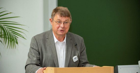 Das Bild zeigt Prof. Dr. Gerd Löhmannsröben. Das Foto ist von Tobias Hopfgarten.