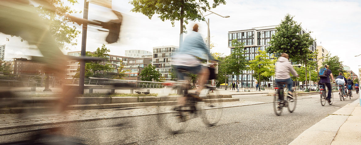 Radfahrer in einer Stadt. - Link zum Veranstaltungskalender