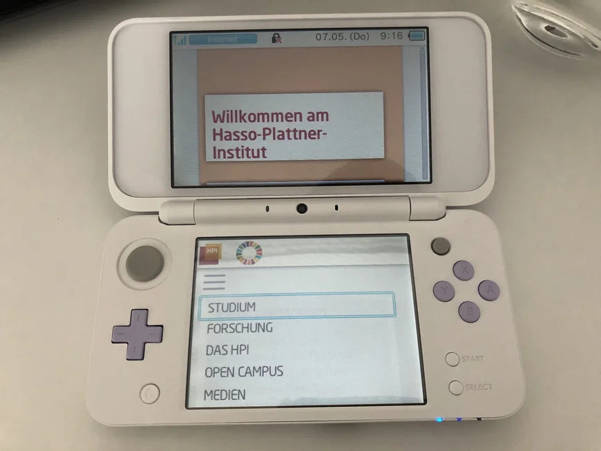 Ein Ninetendo DS, geöffnet ist darauf eine Lernseite des HPI