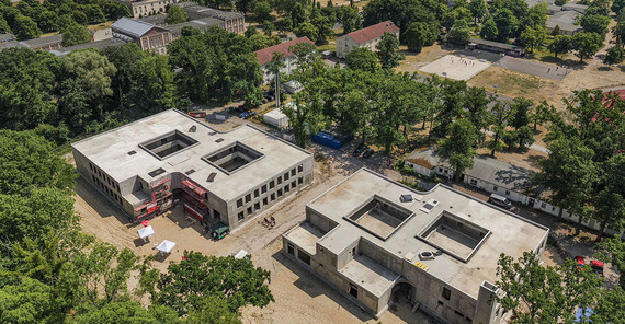 Die Neubauten am historisch geprägten Campus aus der Luft