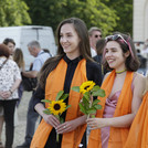 Das Bild zeigt drei Absolventinnen der Humanwissenschaftlichen Fakultät.