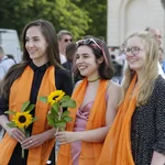Das Bild zeigt drei Absolventinnen der Humanwissenschaftlichen Fakultät.