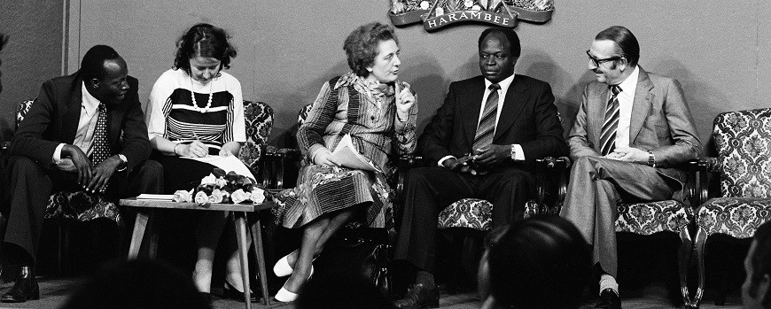 Marie Schlei, Bundesministerin für wirtschaftliche Zusammenarbeit (Mitte), führt ein Pressegespräch mit Finanzminister Mwai Kibaki (2.v.r.). R.: Harald Heimsoeth, deutscher Botschafter in Kenia am 1. April 1977.