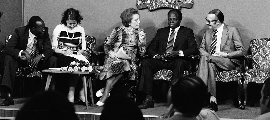 Marie Schlei, Bundesministerin für wirtschaftliche Zusammenarbeit (Mitte), führt ein Pressegespräch mit Finanzminister Mwai Kibaki (2.v.r.). R.: Harald Heimsoeth, deutscher Botschafter in Kenia am 1. April 1977.