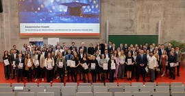 Die Teilnehmenden der Abschlussfeier der Juristischen Fakultät der Universität Potsdam 2025