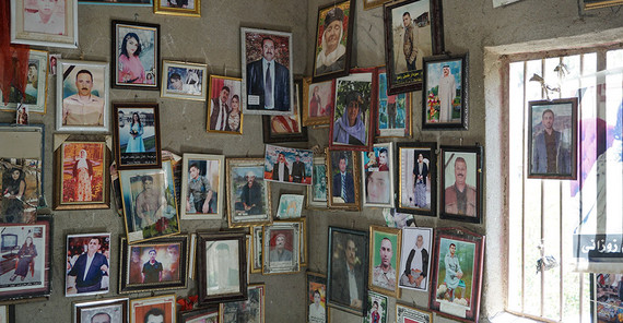 Das Foto zeigt einen Raum mit vielen gerahmten Bilder an der Wand: Fotos von – wahrscheinlich im Golfkrieg – verstorbenen Jesiden. Das Foto ist von Valentina Meyer-Oldenburg.