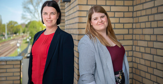 Mareen Curran und Josephine Stolte, Mitarbeiterinnen in der Präsenzstelle O-H-V Velten. Das Foto ist von Thomas Roese