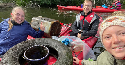 Sauber bewegt: Putzaktion des Zentrums für Hochschulsport auf dem Wasser