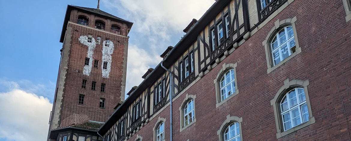 Großes rotes Backsteinhaus mit Turm - 