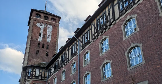 Großes rotes Backsteinhaus mit Turm
