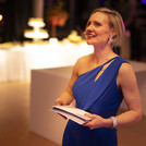 Eine Frau in blauem Overall.