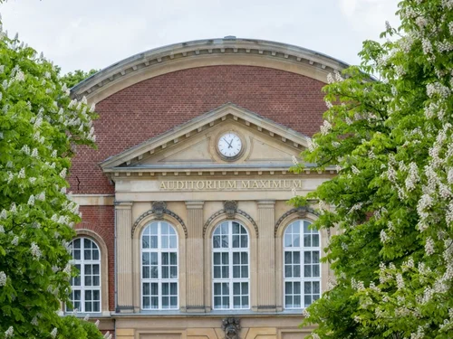 Blick auf Haus 8 am Campus Neues Palais mit dem Schriftzug "Auditorium Maximum"