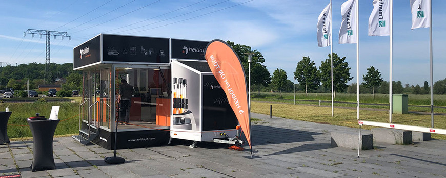 Heidolph on Tour Auto mit Schriftzug "Heidolph on Tour" vor Fraunhofer Institut für Angewandte Polymerforschung IAP