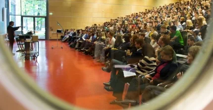 Hörsaal mit Studierenden