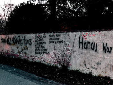 Graffiti auf einer Mauer mit der Aufschrift, u.a. #saytheirnames sowie Hanau war kein Einzelfall!