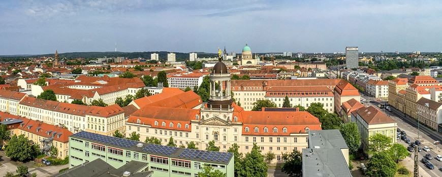 Das Foto zeigt eine Luftaufnahme von Potsdam. In der Mitte ist die Nikolaikirche. Das Foto ist von Karla Fritze.