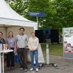 Gruppenfoto vor Infostand