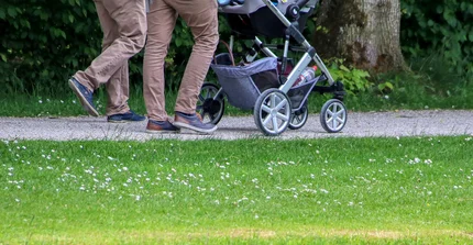 Zwei Väter mit Kinderwagen