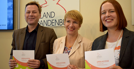 Wissenschaftsministerin Dr. Martina Münch mit Prof. Oliver Günther, Präsident der Universität Potsdam und Vorsitzender der Brandenburgischen Landesrektorenkonferenz, sowie Prof. Ellen Euler von der Fachhochschule Potsdam bei der Präsentation der „Open-Access-Strategie des Landes Brandenburg“. Foto: Martin Sand.