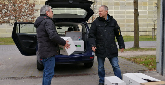 Der Leiter des Sicherheitswesens Ulf Lepszy übergibt die Schutzausrüstung an einen Vertreter der KVBB. | Foto: Ulf Lepszy