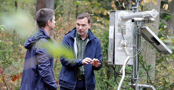 Matthias Zimmermann (links) und Prof. Sascha Oswald (rechts) an der Neutronensonde im Park Sanssouci | Foto: Sandra Scholz