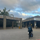 eine Person geht auf ein Hotel in Namibia zu