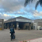 eine Person geht auf ein Hotel in Namibia zu