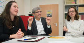 Prof. Dr. Ulrike Demske (Mitte) mit ihren Mitarbeiterinnen im Projekt zum „Referenzkorpus Frühneuhochdeutsch“. Foto: Karla Fritze.