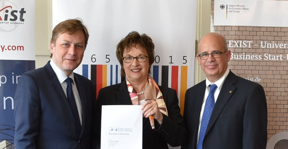 Universitätspräsident Oliver Günther (l.) hat heute im Beisein von Staatssekretärin Brigitte Zypries ein „Memorandum of Understanding“ mit seinem Amtskollegen Joseph Klafter (r.) von der Tel Aviv University unterzeichnet. (Foto: Ralf Dolk/Projektträger Jülich)