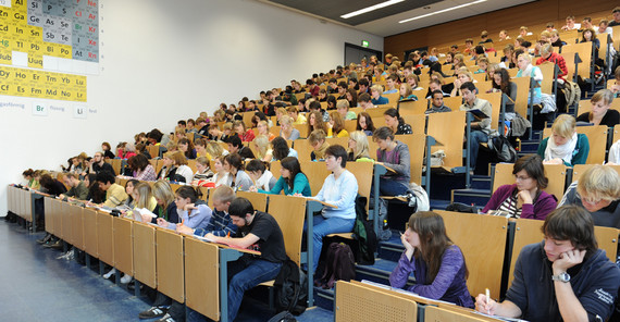 Hörsaal mit Studierenden