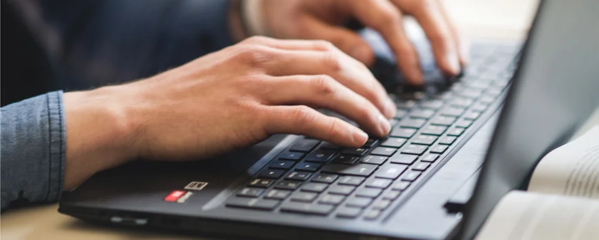 Hand auf Laptoptastatur