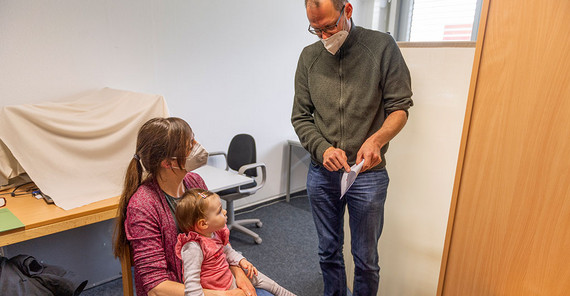 Laborleiter Tom Fritzsche führt das Experiment durch.