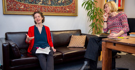 Dr. Julia Rüthemann (l.) und Prof. Dr. Katharina Philipowski (r.) im Interview. Das Foto ist von Tobias Hopfgarten.