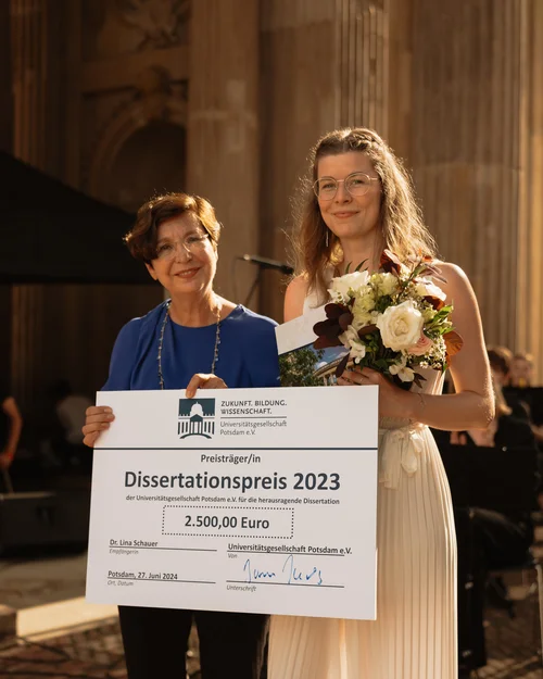 2 Frauen mit großem Scheck