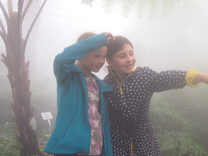 Kinder im Botanischen Garten