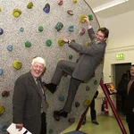 Hoch hinaus: Potsdams Oberbürgermeister Jann Jakobs (m.) besucht mit Rektor Prof. Dr. Wolfgang Loschelder (l.) die Sportwissenschaft.